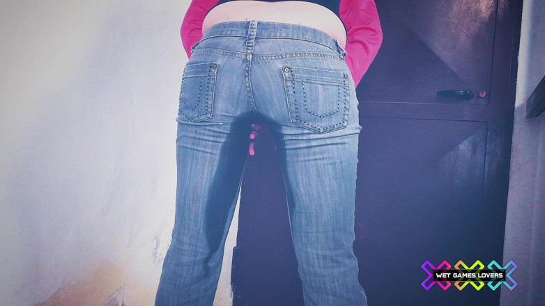 Wet Games Lovers: The Locked Toilet Chronicles - Ep. 01: Bagnarsi I Jeans
