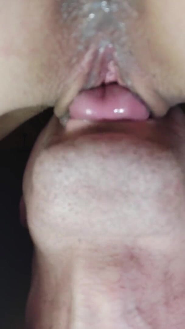 Wet Pussy Fuck: La figa bagnata di una teen viene leccata da un...