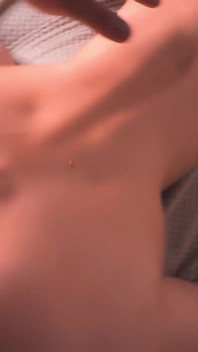Moja chuda żona z dużym tyłkiem ssie i dostaje spermę w swojej cipce