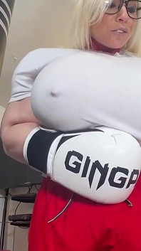 Busty Blonde Boxing with Massive Fake Cock Out! Wyobraź sobie, że boksuje w Klubie Bokserskim, w którym jesteś!