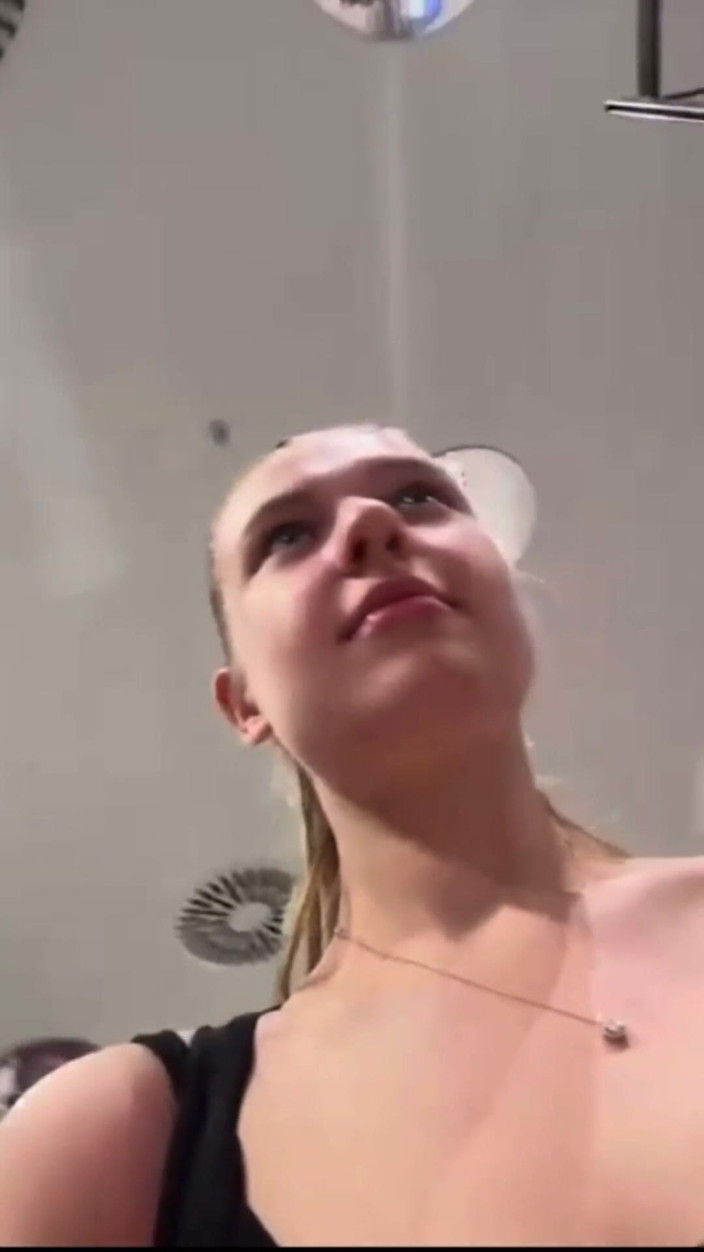 JuiceLussie: Extreme Masturbate in the Locker Room