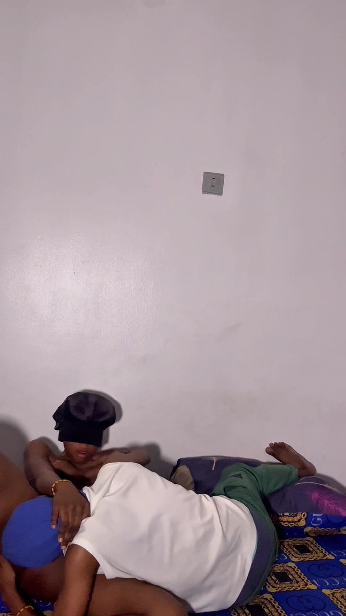 Flirt Alex 2025: Mi compañero de cuarto es bueno en la cama