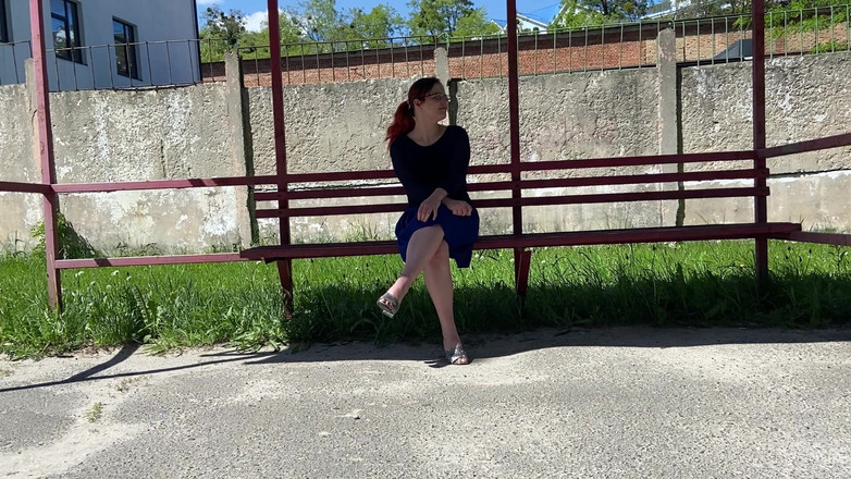 Elena917: 用香蕉自慰并在公交车站的办公室里吃它看