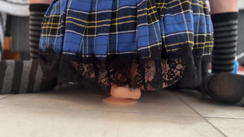 Kinky Princess: Cavalgando um vibrador em uma minissaia