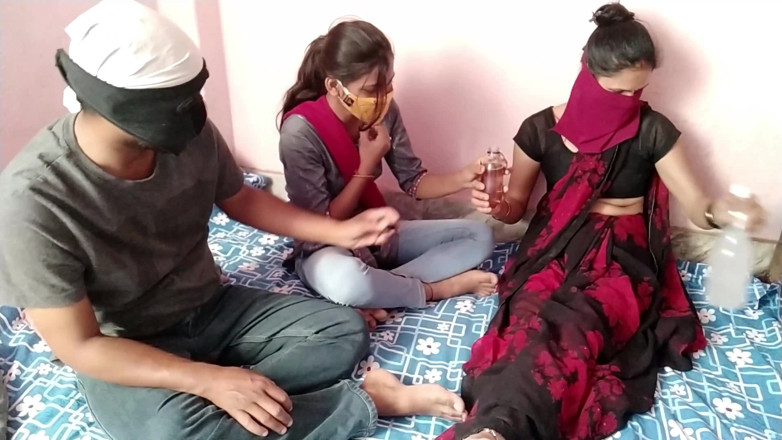 HousewifeGeeta: Fodi a vizinha madrasta e menina juntas! Indiana em sexo...