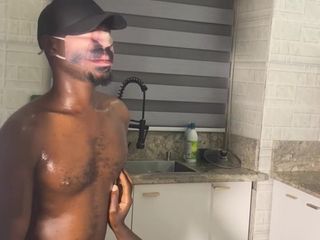 Funfor10k gay videos: J’ai dû huiler son cul étroit pour une pénétration profonde