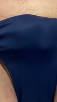 Succhia un carico nello Speedo blu