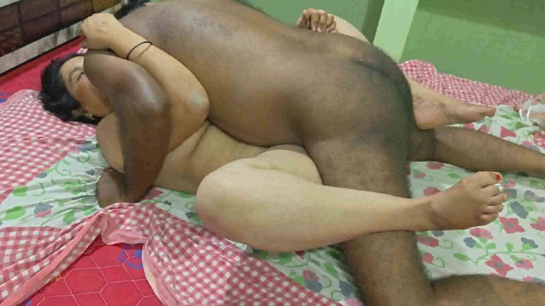 Sexy sindu: 穿着红色和白色礼服的德西出轨妻子