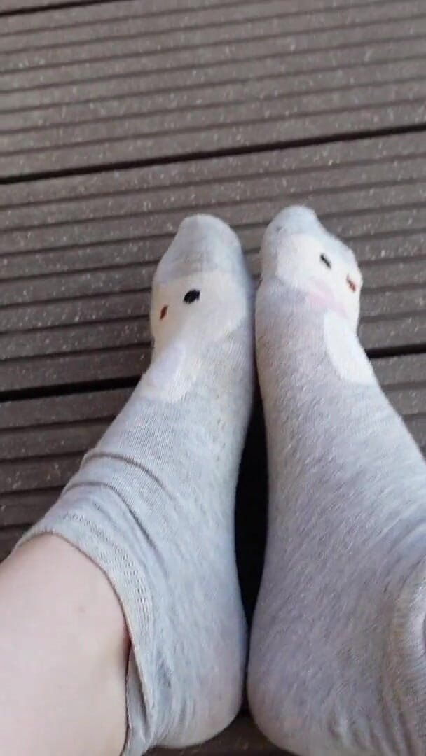 HotRedWildcat: Socks Removal Dan Walk Barefoot Di Rumput