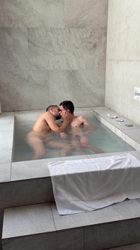 Midtwink face sex matur în jacuzzi