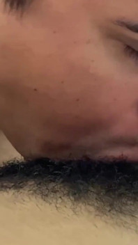 吮吸朋友直到他被射在脸上