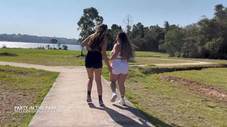 Busty BBW Latinas: Vollbusige bBW-lesben haben sex in einem park