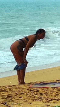 Momento Secreto Na Praia, Estranho Espreita E Tem Sua Chance