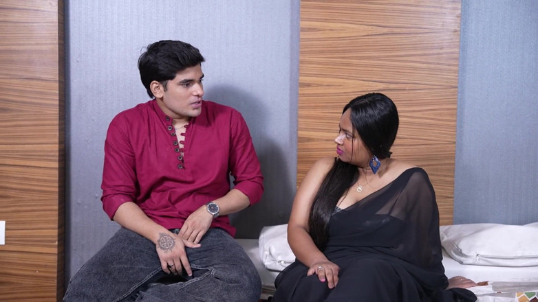 SEXYBHABHIX: Indische desi makan malkin ne kiya naukar sex sath sex...