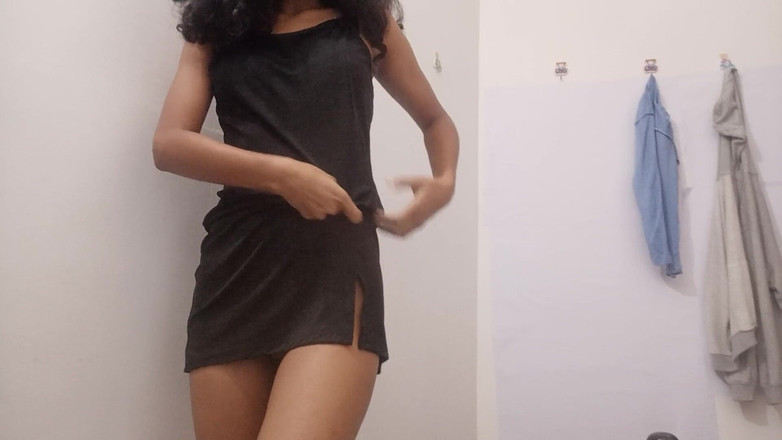 desigirl93: Desi-mädchen zeigt möpse und fingert