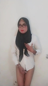 Da insegnante a dipendente da cazzi - Hijabi sissy con la mente spezzata