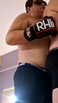 Policajt Hitterboxer mi dává gutpunching a...