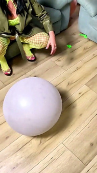 占主导地位的皮革熟女巨大的气球弹出。深喉、骑乘、后入和双射