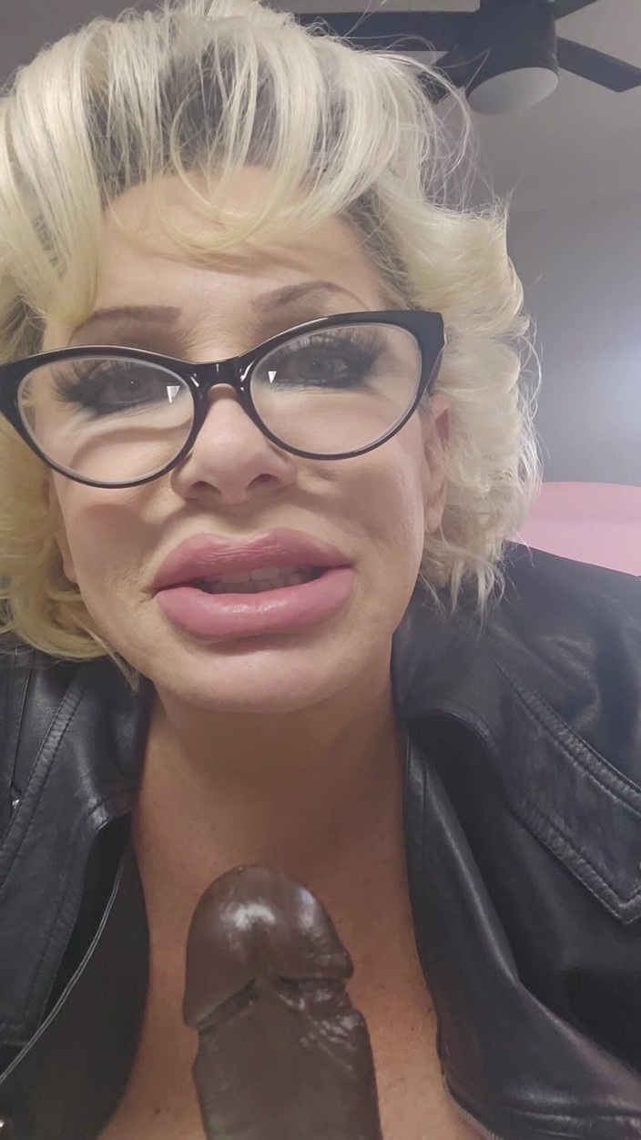 Claudia Marie: Bunică sexy unsă cu ochelari