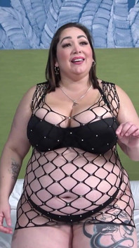 Macecha s kravským vemena dojí sloního ptáka. Mae Quira, Prsatá MILFka na Pepeporn.