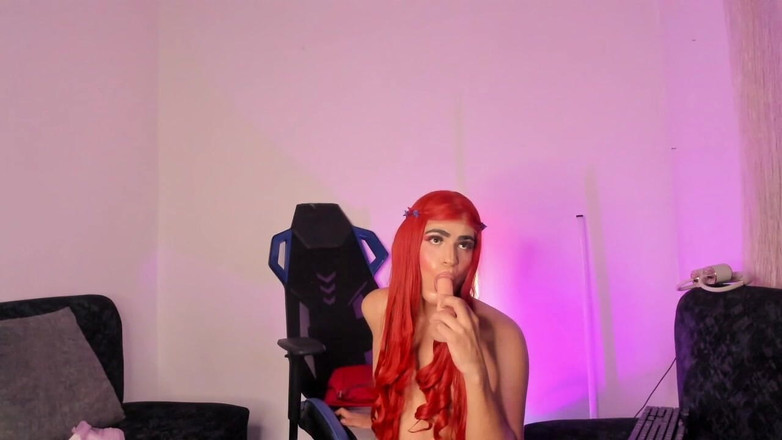 Bella Duval: Filem Merah Seksi Suka Menghisap Dildonya