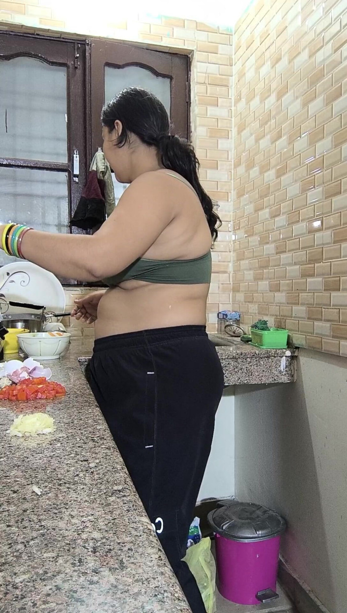 Puja555: Puja bhabhi nấu ăn trong nhà bếp giải trí đầy đủ