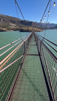 Fetiche por pés ao ar livre na ponte