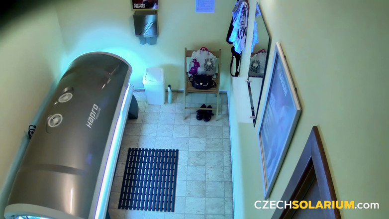 Czech Solarium: České solárium 142: Chlupatá MILFka předvádí bobr v soláriu