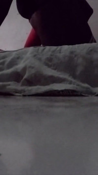 Il mio scopatore mi ha messo una videocamera e mi ha fatto guardare il porno da sola sul computer, e mi ha sorpreso a masturbarmi poi mi ha scopato