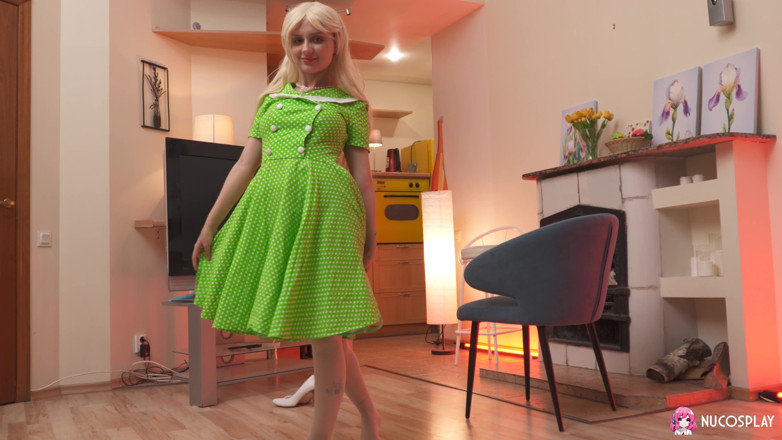Nu Cosplay: Bubble Butt Ketty Small Has Fun with a Purple Toy
