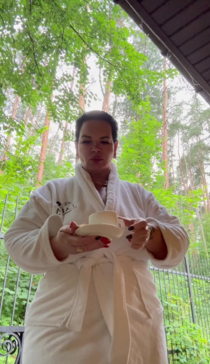 KarmenMilf: Memamerkan lubang basah ibu tiri dengan toket besar dan pantat...