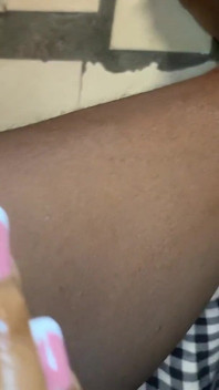 Sezione di massaggio ai piedi oliati di un'arrapante ragazza ebano