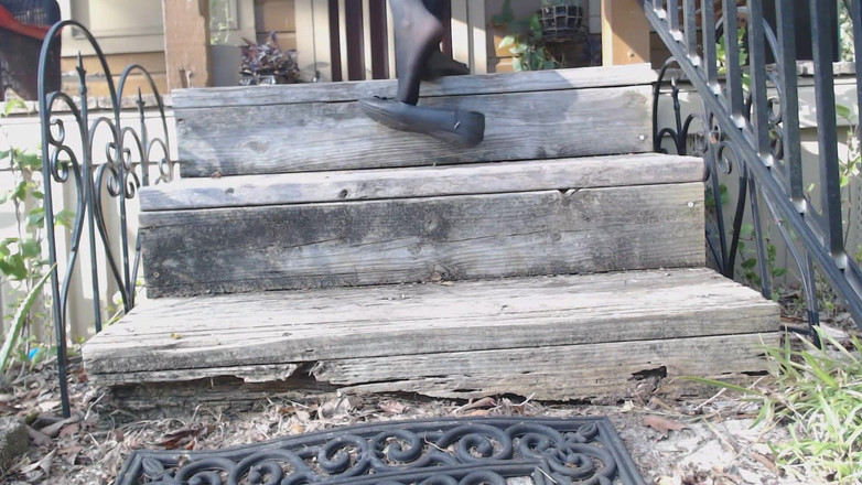 PandoraSG: Đút chân ngoài trời trên cầu thang trong căn hộ