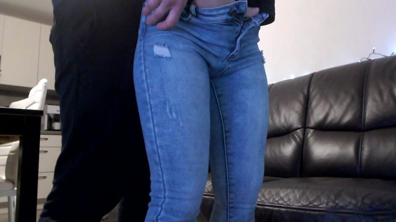 MagicStas: ジーンズとパンティ越しにミルフのガーフレンドが指で愛撫する