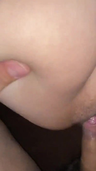 Sesso delizioso con il mio amico che mi visita di notte