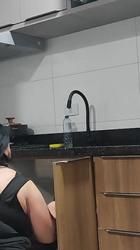Belle-mère itinérante, fans de solo au ralenti, dans la cuisine