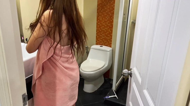 Julia Say No: 샤워 중 이복 누이를 따먹을 때까지 배다른 여동생을 보았습니다.