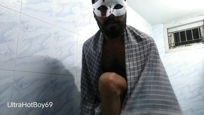 UltraHotBoy69: Mandi sambil bugil sambil bersenang-senang