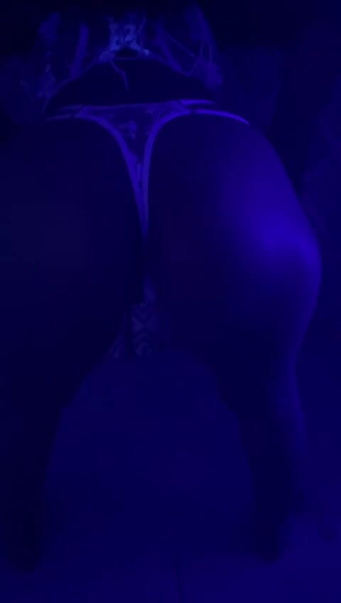 Caramela Sluty Wife: Twerking sexy milfka