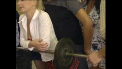 与许多美丽的少女群交和吮吸大鸡巴