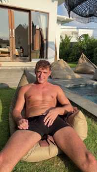 Mi hai trovato in piscina ad annusare la tua biancheria intima