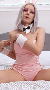 La petite Lolla Bunny se masturbe en imaginant une grosse bite dans la chatte