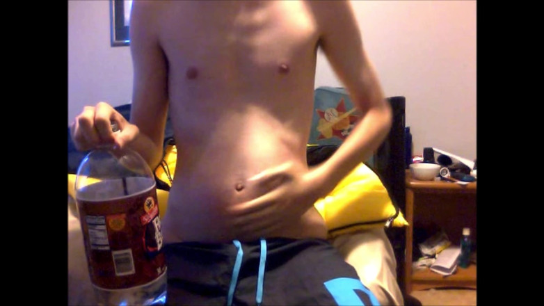 ElementX1018: Il giovane ragazzo si riempie lo stomaco di acqua