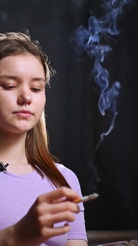 Ragazza di 18 anni fuma due sigarette in sughero forte