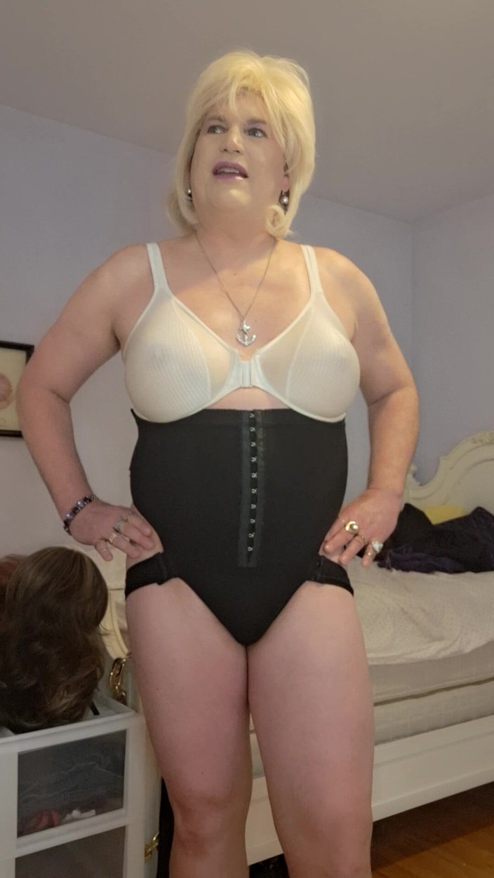 Victoria Lecherri: Oma Vickis Stiftung Wear and fantasies