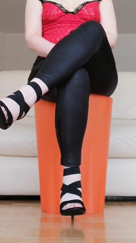 Raven: Teentippende Gekruiste Benen Met Hoge Hells En Latex Broek