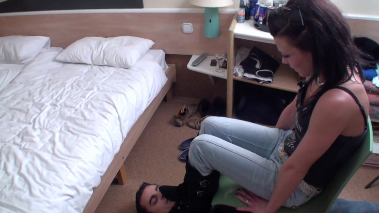 Foot Girls: Odeur de pieds - de la chaise