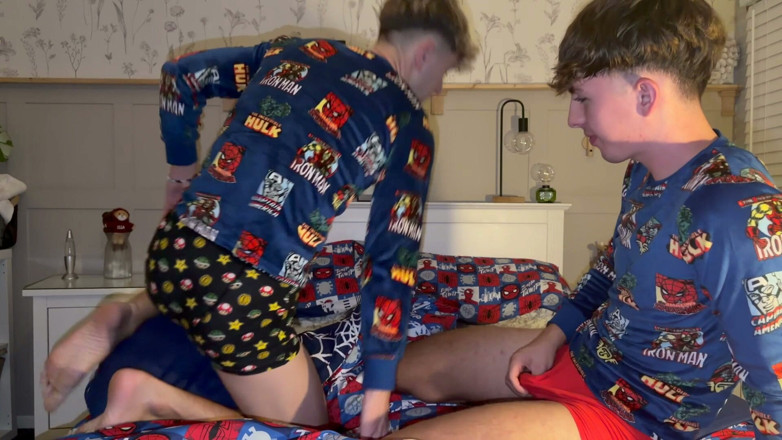 jakeandbailey: Twink-koppel neukt in bed en komt dan solo klaar