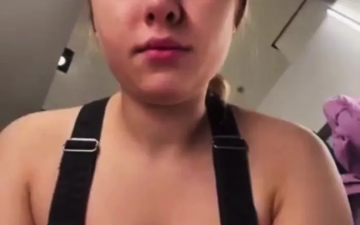 JuiceLussie: Masturbate in the Fitting Room
