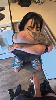 Krok Sis Roomate Goth dziewczyna zalana w kuchni, podczas gdy moja żona w innym pokoju